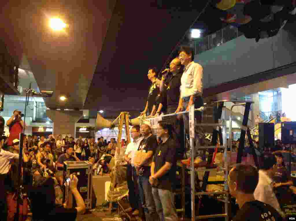 数以千计的学生和市民在金钟雨伞广场声援学联代表 (美国之音图片/海燕拍摄)