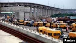 Pembangunan jalan kereta api di sebuah distrik di kota Lagos, Nigeria (foto: dok). Nigeria mengatakan ekonominya telah mencapai 490 milyar dolar, yang terbesar di Afrika. 