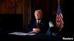 2018年11月22日，特朗普总统在佛罗里达州的海湖庄园过感恩节假期，向在亚太地区服役的美国官兵发表视频讲话后倾听记者的问题。