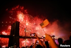 2019年7月4日人们在美国纽约的布鲁克林大桥观看梅西百货公司的国庆烟火表演