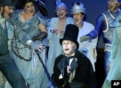 از قصه «سرودی برای کریسمس» اقتباس های گوناگونی برای تلویزیون، سینما و تئاتر شده است