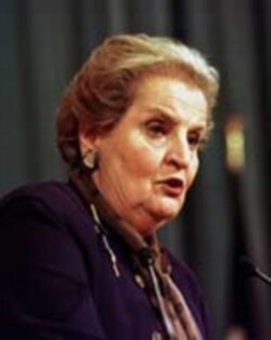 برخی معتقدند خانم آلبرایت با عذرخواهی در مورد ۲۸ مرداد نقش مهمی برای نزدیکی دو دولت داشت که بدون واکنش ایران مواجه شد