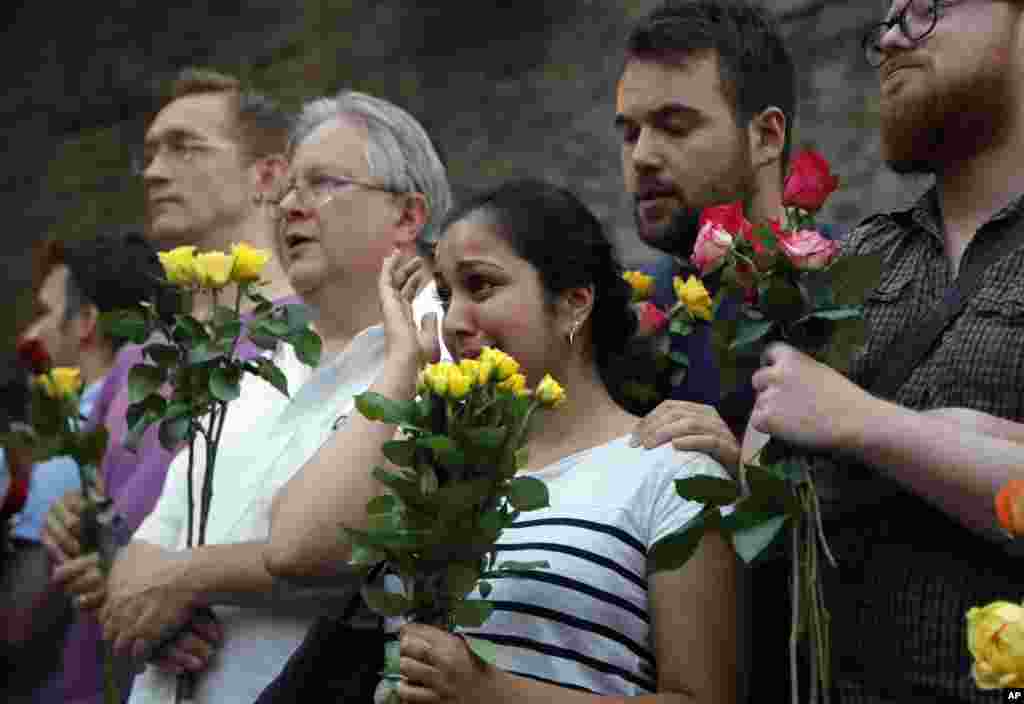 Warga mengambil bagian dalam tindakan kewaspadaan di Finsbury Park di London utara, dimana sebuah kendaraan menabrak para pejalan kaki dekat sebuah masjid Senin dini hari.