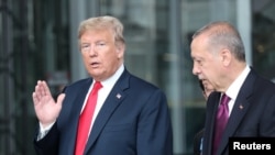 Rais Trump akiongea na Rais wa Uturuki Recep Tayyip Erdogan katika Makao Makuu ya NATO, Brussels, Belgium Julai 11, 2018.