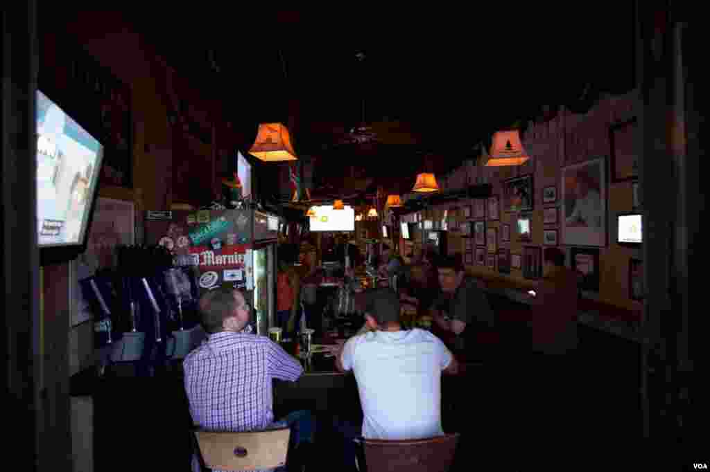 ប្រជាជន​​ទស្សនា​ការ​ជជែក​តស៊ូ​មតិ​នៅ​ឯ Capitol Lounge ក្នុង​រដ្ឋធានី​វ៉ាស៊ីនតោន កាល​ពី​ថ្ងៃ​ទី២៦ ខែ​កញ្ញា ឆ្នាំ​២០១៦។&nbsp;