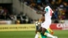 Le milieu de terrain sénégalais Cheikh Ndoye, à droite, en duel avec le milieu de terrain sud-africain Themba Zwane lors du match de qualification pour le Mondial 2018 entre l'Afrique du Sud et le Sénégal au stade Peter Mokaba de Polkowane, 10 novembre 2017. 