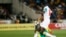 Le milieu de terrain sénégalais Cheikh Ndoye, à droite, en duel avec le milieu de terrain sud-africain Themba Zwane lors du match de qualification pour le Mondial 2018 entre l'Afrique du Sud et le Sénégal au stade Peter Mokaba de Polkowane, 10 novembre 2017. 