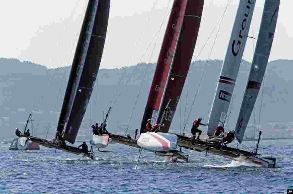 Tim layar dari beberapa negara berlomba dalam kejuaraan dunia layar di Toulon, Perancis.