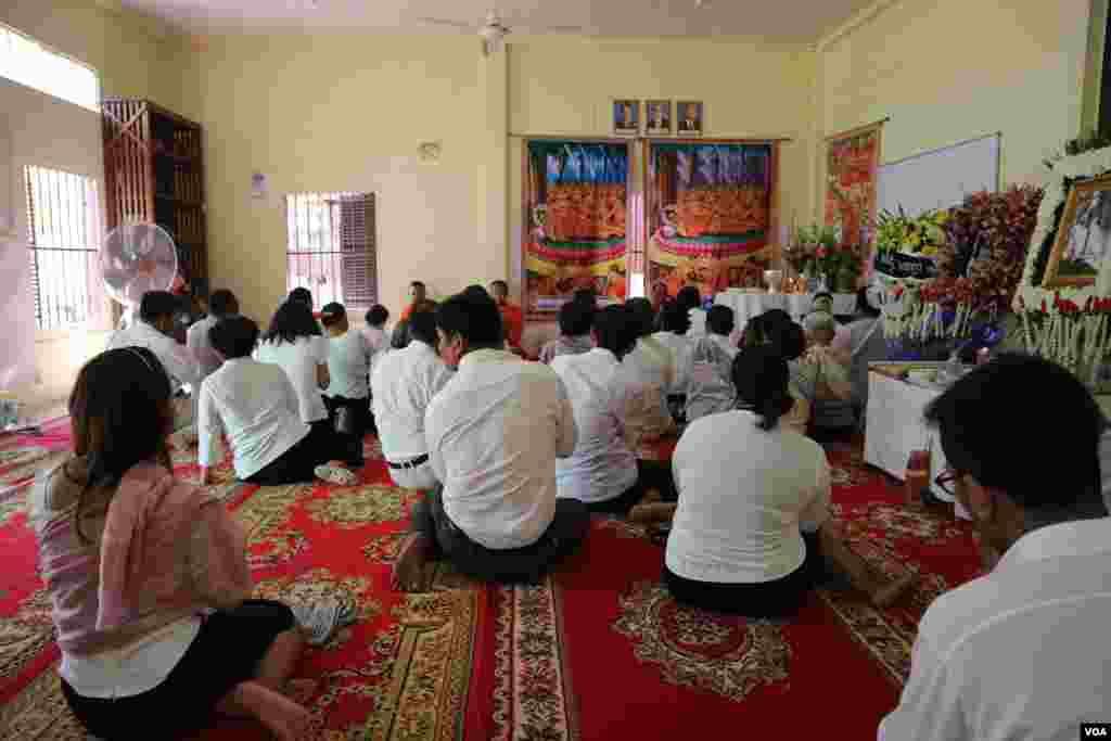 អ្នកចូលរួម​កំពុង​អង្គុយ​សំពះ​ព្រះ​សង្ឃ​ក្នុង​ពិធីបុណ្យ​សព​របស់ ​លោក Bernard Krisher ក្នុង​ខណ្ឌ​ច្បារ​អំពៅ រាជធានី​ភ្នំពេញ នា​ថ្ងៃទី​១៩ ខែមីនា ឆ្នាំ​២០១៩។ (កាន់ វិច្ឆិកា/VOA)