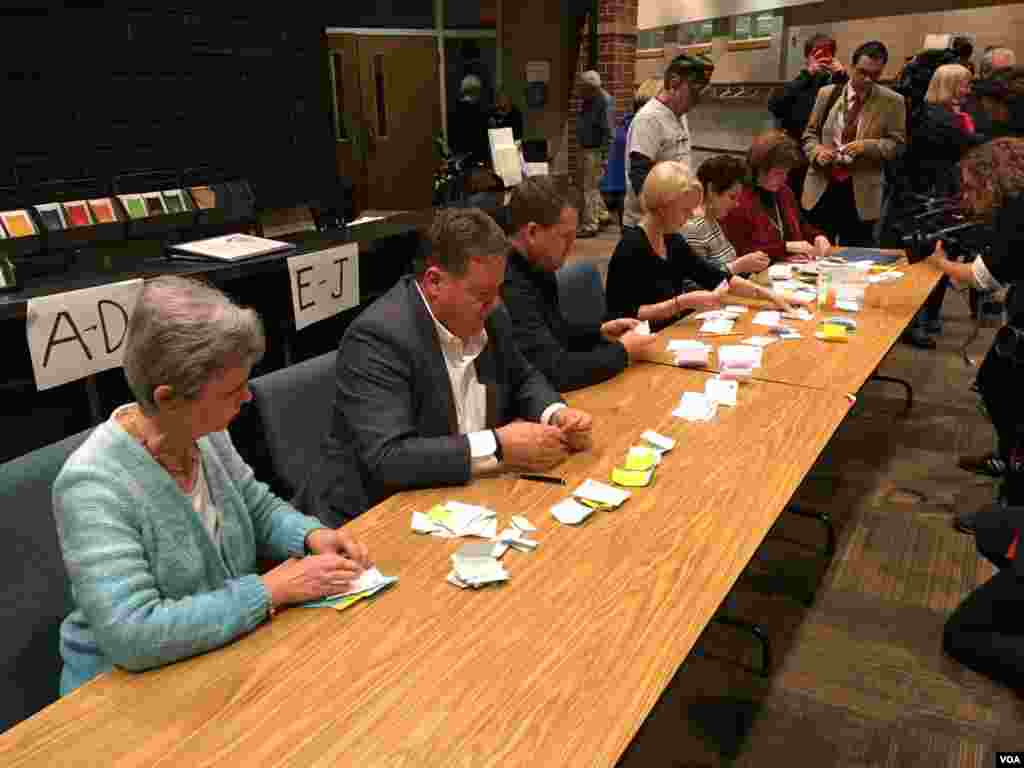 党团会议选举人员在西得梅因为共和党清点选票