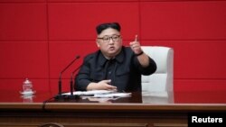 朝鲜中央通讯社于2019年4月11日发布的照片显示朝鲜领导人金正恩2019年4月10日参加朝鲜劳动党第七届中央委员会第四次全体会议。