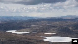 资料照片：美国国务卿布林肯在格陵兰上空俯瞰北极地区。(2021年5月20日)