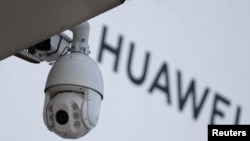 在北京一家商场外的华为标志旁安装了一个监控摄像头。（2019年1月29日）