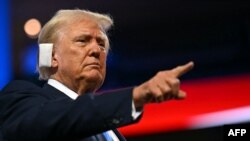 ​ອະ​ດີດ​ປະ​ທາ​ນາ​ທິ​ບໍ​ດີ ສະ​ຫະ​ລັດ ແລະ ຜູ້​ລົງ​ແຂ່ງ​ຂັນ​ເອົາ​ຕຳ​ແໜ່ງ​ປະ​ທາ​ນາ​ທິ​ບໍ​ດີ 2024 ທ່ານ ດໍ​ໂນ​ລ ທ​ຣຳ ຊີ້​ມື​ໃນ​ລະ​ຫວ່າງ​ການ​ສະຫຼຸບກອງ​ປະ​ຊຸມ​ແຫ່ງ​ຊາດ​ພັກ​ຣີ​ພັບ​ບ​ລີ​ກັນ 2024 ນະ​ຄອນ ມິ​ລ​ວໍ​ກີ, ລັດ ວິ​ສ​ຄອນ​ຊິນ, 16 ກໍ​ລະ​ກົດ, 2024.