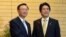 中国国务委员杨洁篪（左）访问日本与日本首相安倍晋三握手。