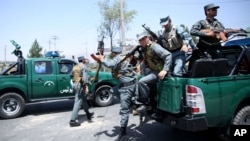 Polisi Afghanistan tiba di lokasi serangan di bandara Kabul, Afghanistan (foto: dok). Para komandan polisi lokal Afghanistan diduga melakukan penganiayaan seksual yang meluas terhadap anak laki-laki di sana. 