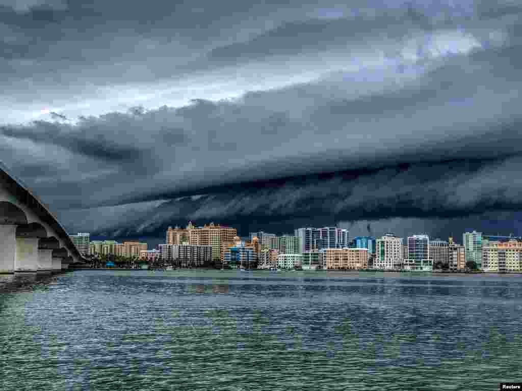 ខ្យល់​ព្យុះ​មួយ​កំពុង​កើត​មាន​នៅ​ក្នុង​ទីក្រុង​ Sarasota រដ្ឋ​ Florida កាលពី​ថ្ងៃទី​២៤ ខែមិថុនា ឆ្នាំ ២០១៨។