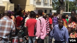 Haitians are seemingly unfazed by the news of of the death of "Baby Doc." Petionville, Port-au-Prince, Haiti, Oct. 6, 2014. (S. Lemaire/VOA)