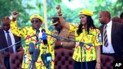 Rais wa Zimbabwe Robert Mugabe (kushoto) na mkewe Grace