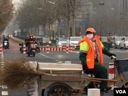 北京跨年雾霾中坚守户外工作岗位的环卫工人。（美国之音叶兵拍摄）