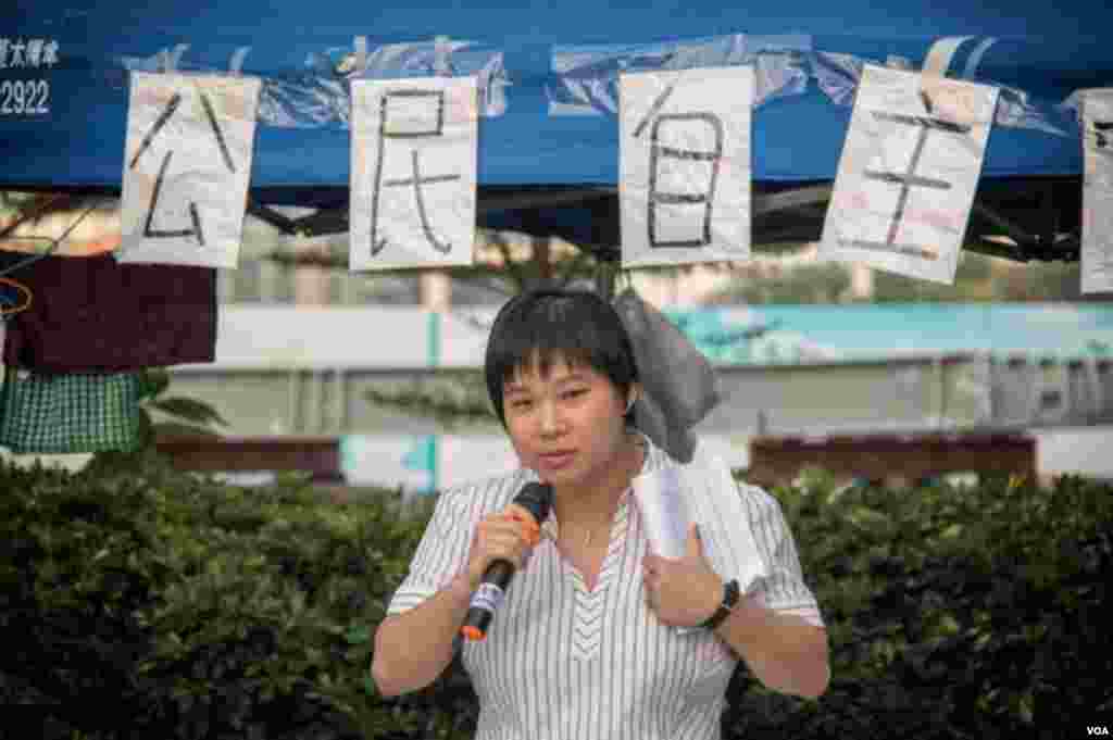香港大律师萧志韵在街头讲述公民社会的运作(美国之音方正 拍摄)