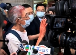 前香港铜锣湾书店店长林荣基（中）在台重启铜锣湾书店前夕遭泼红漆。(2020年4月21日)