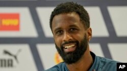 Pesepak bola Israel Eli Dasa tersenyum saat hadir dalam konferensi pers di Budapest, Hungaria, pada 20 Maret 2024. (Foto: AP/Darko Vojinovic)