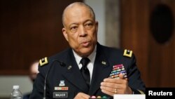 哥伦比亚特区国民警卫队司令沃克少将在参议院国土安全委员会和政府事务与规则委员会的联合听证会上回答问题。(2021年3月3日)