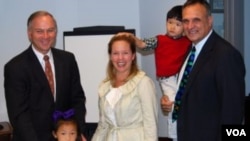 福布斯议员帮助自己选区的沃伦德夫妇加快办理收养手续