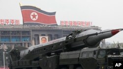 지난 2010년 10월 평양에서 열린 열병식에 등장한 '화성-7' 탄도미사일.