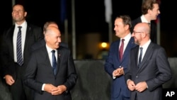 欧盟理事会主席米歇尔(左二)与斯洛文尼亚总理扬沙(左三)在欧盟领导人在斯洛文尼亚布尔多城堡举行峰会并合影期间交谈。(2021年10月5日)