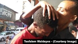 ናትናኤል ፈለቀ ከአንድ ዓመት በፊት ከእስር ሲፈታ ከወንድሙ ጋር