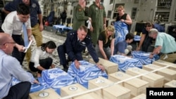 지난해 7월 북한 원산에서 미군과 유엔사 관계자들이 북한이 송환한 미군 유해가 담긴 관에 유엔기를 덮고 있다.