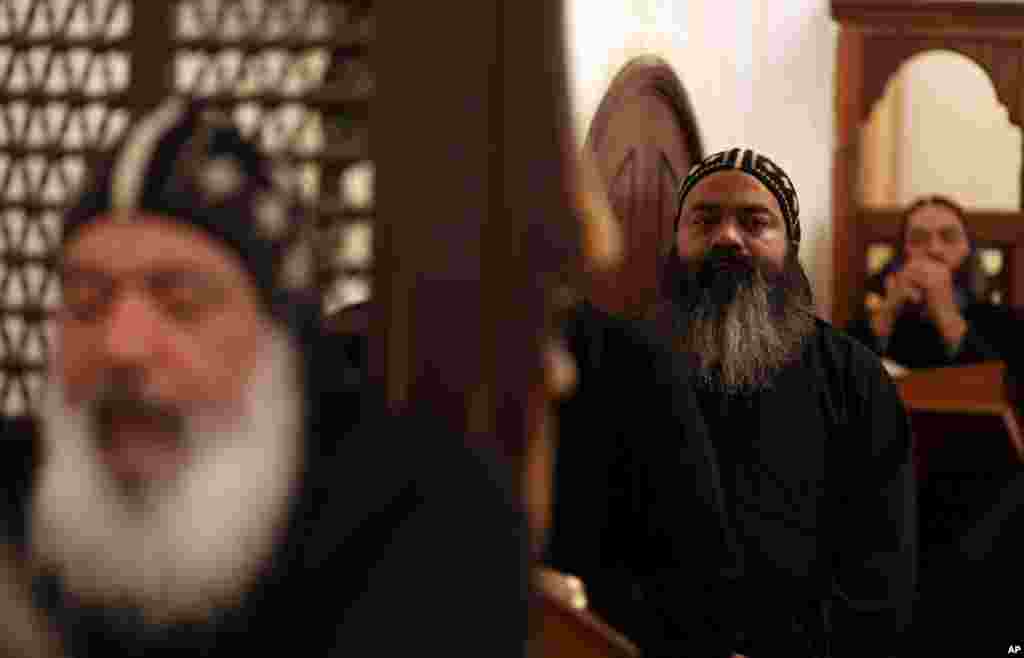 Pendeta berdoa dalam misa pagi di Biara al-Muharraq yang bersejarah dan sudah berusia berabad-abad, terletak sekitar 300 kilometer sebelah selatan Kairo di provinsi Assiut, Mesir. Paus Kristen Koptik Mesir mengeritik dengan tajam kepemimpinan Islamis negara itu, Selasa. Ia mengatakan konstitusi baru Mesir bersifat diskriminatif. &nbsp; 