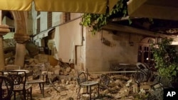 شدت این زلزله ۶.۷ درجۀ دیشتر گزارش شده است