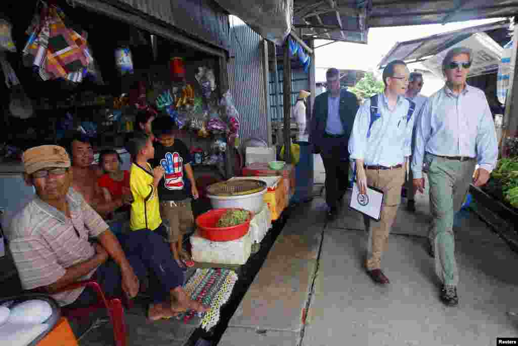 베트남을 방문 중인 15일 존 케리 미국 국무장관이 메콩강 유역의 마을을 방문했다.