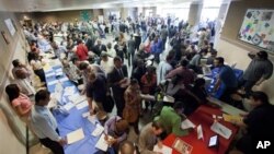 Pencari kerja AS menghadiri bursa karir di Los Angeles (foto: dok). Perusahaan-perusahaan banyak mengajukan permintaan visa kerja bagi warga asing berkemampuan khusus. 