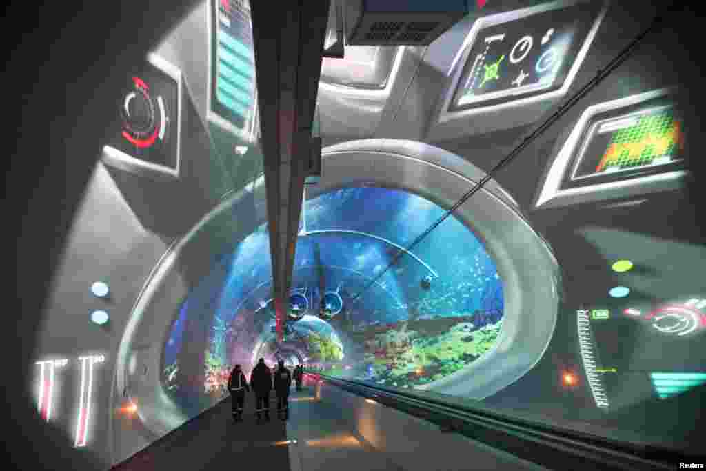 Orang-orang mengunjungi terowongan Croix Rousse ke-2 di Prancis yang disediakan untuk pejalan kaki, sepeda dan bis dalam upacara peresmian di Lyon pada larut malam 5 Desember 2013, sebagai bagian dari latihan untuk menyambut Festival Cahaya, salah satu festival yang&nbsp; paling terkenal di Lyon hingga saat ini.