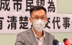 香港民主党医疗政策发言人袁海文8月4日在记者会上表示，港府处理高级官员的操守问题应该要更严谨，以释除市民对3名高官出席豪华饭局，是否涉及利益相关的疑虑 (美国之音/汤惠芸)