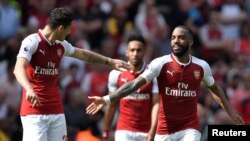 Alexandre Lacazette d'Arsenal fête son but avec Granit Xhaka, à Londres, le 22 avril 2018.