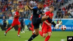 Kylian Mbappe frappe lors de la demi-finale entre la France et la Belgique lors de la Coupe du Monde à Saint-Pétersbourg, Russie, le 10 juillet 2018.