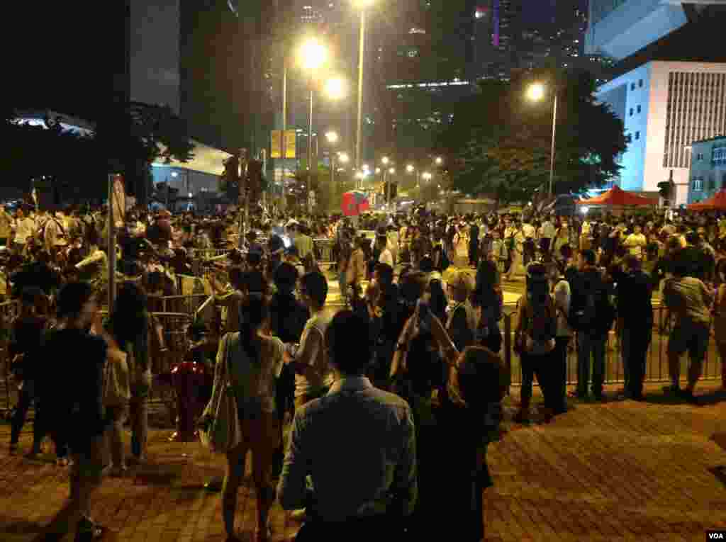 10月14日晚数以百计的香港示威群众和警察对峙，警方驱之不散 (美国之音海彦 拍摄)