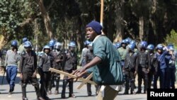 Un manifestant réagit face à la police, à Harare, le 3 août 2016.