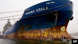 Le cargo Probo Koala marqué par un slogan peint par des militants de Greenpeace lors du blocus qu’ils ont imposé au navire dans le port de Paldiski Port, l'Estonie, 26 septembre 2006. (Greenpeace)