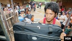 Para pengungsi Birma yang tinggal di kamp penampungan di Malaysia.