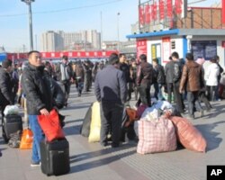 在北京站等候上车返乡的农民工