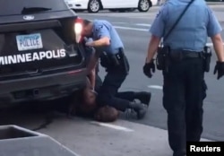 جورج فلوید در هنگام بازداشت