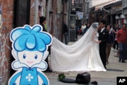 在古老的街道上拍婚纱