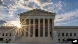 با رای دیوان عالی، بخش هایی از فرمان اجرایی پرزیدنت ترامپ اجرایی شده است. 