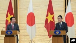 越南国家主席武文赏(左)和日本首相岸田文雄(右)2023年11月27日，在日本东京首相官邸举行会晤后举行的联合新闻发布会上向媒体发表讲话。 (美联社照片)